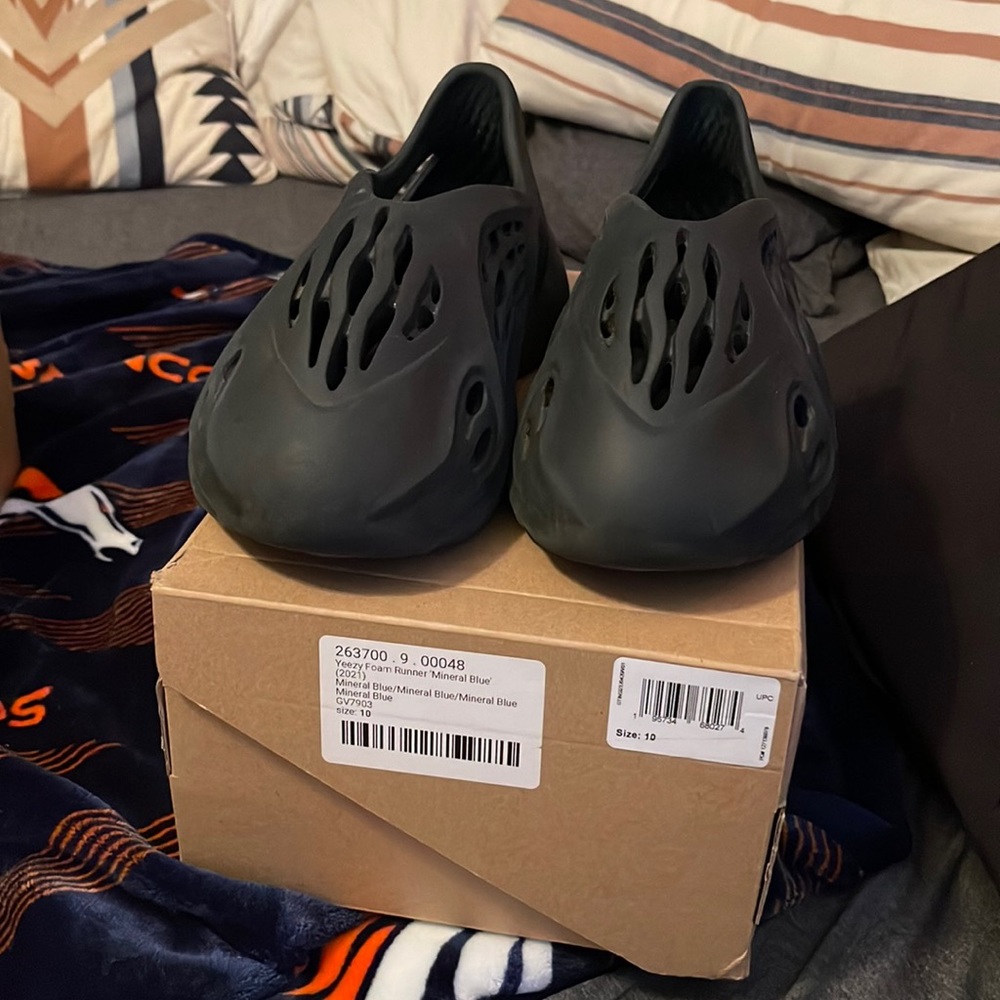 Adidas Yeezy Foam Runner Mineral Blue Size 10 Original Box Good Used Condition